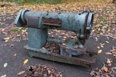 Pripyat, Çernobil bölgesindeki eski, kirli dikiş makinesi, terk edilmiş şeyler.