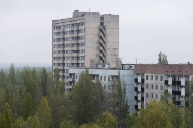 Terk edilmiş Pripyat 'ta 16 katlı bir bina, kıyamet sonrası şehir, Çernobil Yasaklama Bölgesi' nde sonbahar mevsimi, Ukrayna