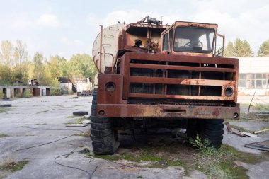 Terk edilmiş radyoaktif araç, Pripyat yakınlarında eski paslı kamyon, kıyamet sonrası şehir, Çernobil 'de sonbahar mevsimi yasaklama bölgesi, Ukrayna