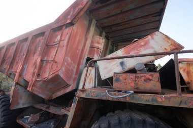 Terk edilmiş radyoaktif araç, Pripyat yakınlarında eski paslı kamyon, kıyamet sonrası şehir, Çernobil 'de sonbahar mevsimi yasaklama bölgesi, Ukrayna