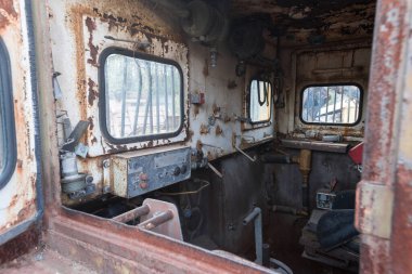 Sovyet askeri mühendislik araçlarının kokpiti Ukrayna 'nın Çernobil sınırlama bölgesindeki Pripyat hayalet kasabası yakınlarında.