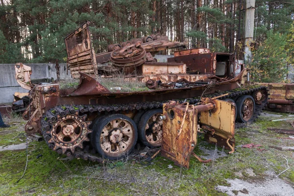 Σοβιετικό Στρατιωτικό Όχημα Μηχανικής Κοντά Στην Πόλη Φάντασμα Pripyat Μετα — Φωτογραφία Αρχείου