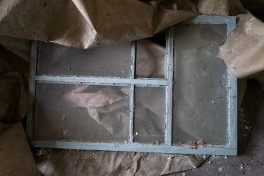 Terk edilmiş Illintsi köyündeki eski tozlu pencere çerçevesi, kıyamet sonrası iç mekan, Çernobil sınırlama bölgesi, Ukrayna