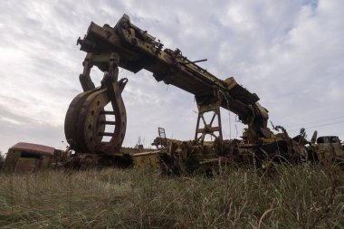 Sovyet askeri mühendislik aracı, Buryakovka radyoaktif araçlar Çernobil 'de mezarlık, sonbahar sezonu Ukrayna' nın yasak bölgesinde.