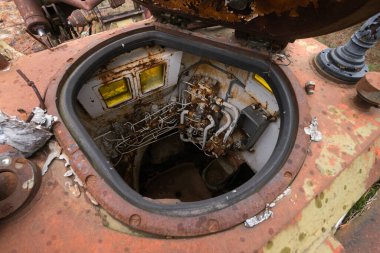 Sovyet askeri mühendislik aracı, Buryakovka radyoaktif araç mezarlığı Çernobil, Ukrayna 'da.