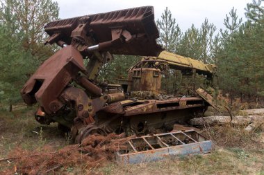 Sovyet askeri mühendislik aracı, Buryakovka radyoaktif araçlar Çernobil 'de mezarlık, sonbahar sezonu Ukrayna' nın yasak bölgesinde.