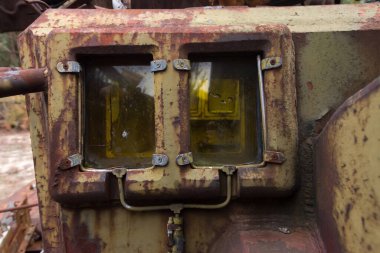 Çernobil 'deki Sovyet askeri mühendislik aracına radyasyon koruması için sarı kurşun cam.