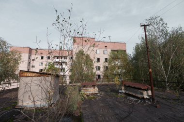 Terk edilmiş Pripyat 'ın çatısı, kıyamet sonrası şehir, Çernobil sınırlama bölgesinde sonbahar mevsimi, Ukrayna