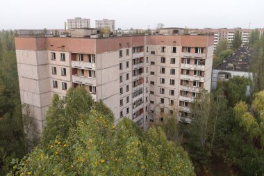 Pripyat 'ın terk edilmiş hayalet kasabasındaki boş ev, kıyamet sonrası şehir, Çernobil sınırlama bölgesinde sonbahar mevsimi, Ukrayna