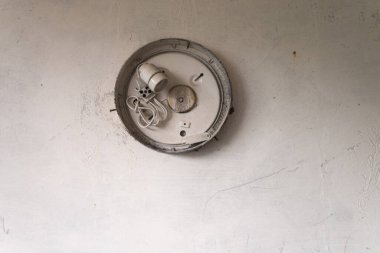 Pripyat, Çernobil bölgesinin hayalet kasabasının duvarında kırık bir lamba, terk edilmiş şeyler.