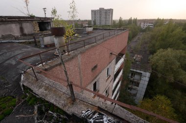 Hayalet kasaba Pripyat 'ın çatısı, kıyamet sonrası şehir, Çernobil sınırlama bölgesinde sonbahar sezonu, Ukrayna