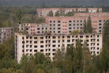 Pripyat hayalet kasabasında tamamlanmamış terk edilmiş bir ev, kıyamet sonrası şehir, Çernobil 'de sonbahar, sonbahar yasaklama bölgesinde genel manzara, Ukrayna