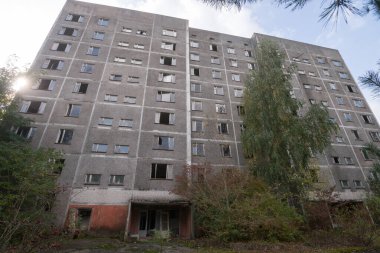 Pripyat hayalet kasabasındaki ev, kıyamet sonrası şehir, Çernobil sınırlama bölgesinde sonbahar mevsimi, Ukrayna