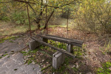 Pripyat hayalet kasabasındaki eski bank, kıyamet sonrası şehir, Çernobil sınırlama bölgesinde sonbahar mevsimi, Ukrayna