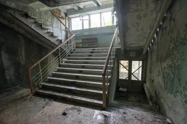 Σκάλα Εγκαταλελειμμένο Σχολείο Στην Πόλη Φάντασμα Pripyat Μετα Αποκαλυπτικό Εσωτερικό — Φωτογραφία Αρχείου