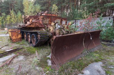 Sovyet askeri mühendisliği, Pripyat hayalet kasabası yakınlarında, kıyamet sonrası Çernobil sınırlama bölgesi, Ukrayna