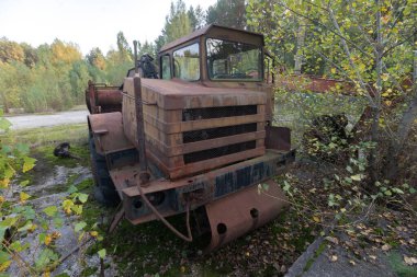 Terk edilmiş radyoaktif araç, Pripyat yakınlarında eski paslı kamyon, kıyamet sonrası şehir, Çernobil 'de sonbahar mevsimi yasaklama bölgesi, Ukrayna