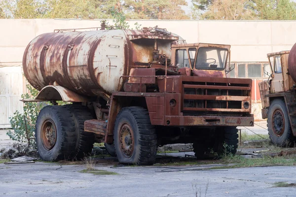 放棄された放射性車両 ゴーストタウンPripyat近くの古い錆びたトラック 黙示録的な都市 ウクライナのチェルノブイリ排他区の秋の季節 — ストック写真