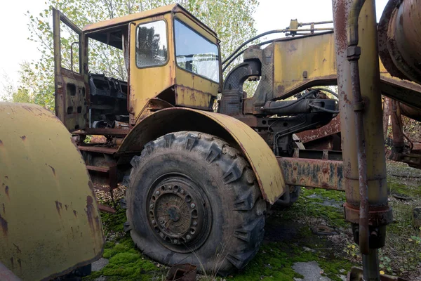 放棄された放射性車両 ゴーストタウンPripyat近くの古い錆びたトラック 黙示録的な都市 ウクライナのチェルノブイリ排他区の秋の季節 — ストック写真