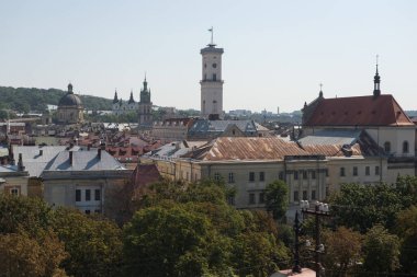 Lviv, UKRAINE - 19 Ağustos 2017: Hall Tower ile Eski Şehir Panoraması