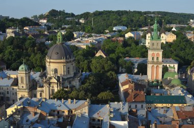 Lviv, UKRAINE - Temmuz 06, 2014: Dominik Kilisesi ve Dormition Kilisesi