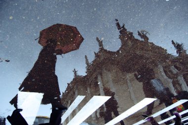 Lviv, UKRAINE - 15 Ekim 2009: Lviv 'de hava durumu, yağmurlu sonbahar günü, Lviv Operasının yansımaları