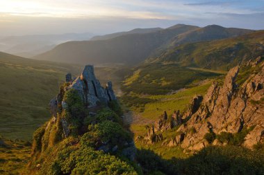 Keskin taşlı Shpyci dağı. Karpat Dağlarında Doğa