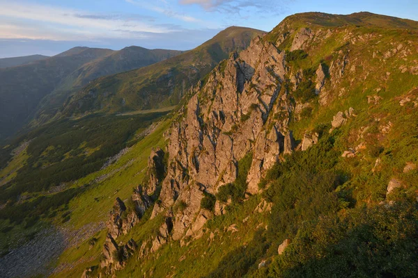 石桥山坡带岩层的斜坡 喀尔巴阡山脉全景 — 图库照片