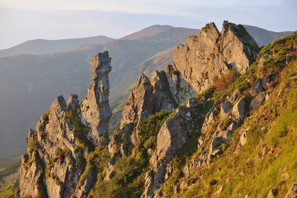 날카로운 바위가 날에는 산으로 뒤덮인 — 스톡 사진