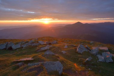 Chornohora sırtında gün doğumu, Karpat Dağları, Ukrayna. Petros Dağı 'nın manzarası. Güzel manzara duvar kâğıdı