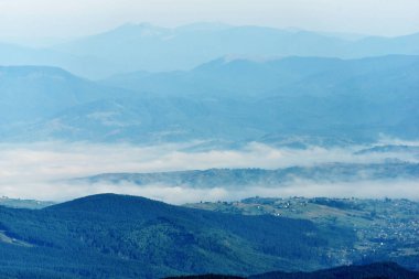 Güzel manzara arka planı, soğuk siste Alp Vadisi köyü, Karpat Dağları, Ukrayna