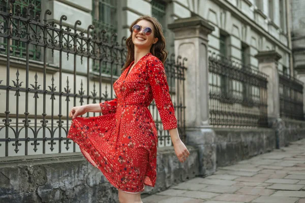 Jeune Fille Souriante Robe Rouge Été Lunettes Soleil Portrait Style — Photo