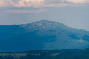 Karpat Dağları, Ukrayna 'nın Chornohora tepesinde Pip Ivan Dağı