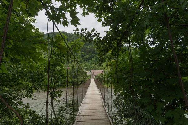 ウクライナのMaramures Carpathian地域の山の川を渡る吊り橋 ハイキングコース — ストック写真