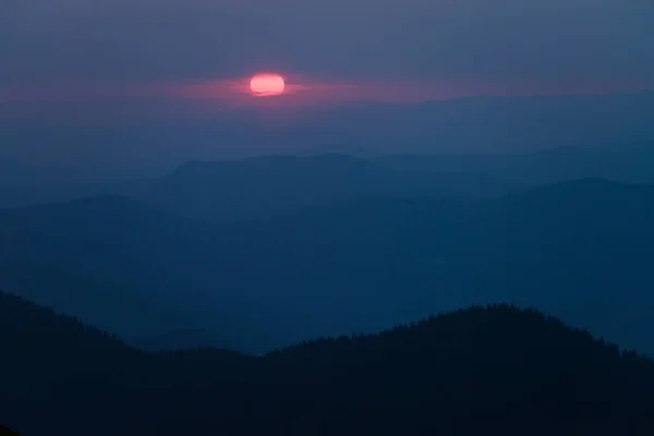 Purple Sunset Carpathian Mountains Ukraine Beautiful Landscape Wallpaper — Stock Photo, Image