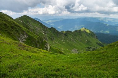 Pip Ivan Marmarosian Dağı, Maramures Karpatya Dağları, Ukrayna 'nın tepesinden panoramik manzara