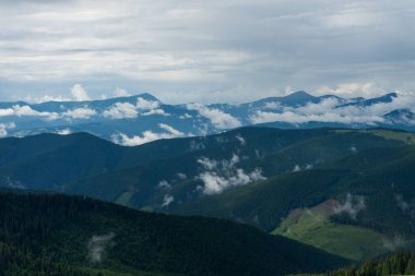 Karpat Dağları 'nda yağmurlu bir hava var. Ukrayna 'daki Petros ve Hoverla dağlarının üzerindeki bulutlar. Doğa manzarası