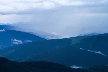 Dağlarda yağmur, Karpatlar 'da hava durumu. Ukrayna 'daki Chornogora sırtı üzerinde fırtına bulutları. Mavi doğa manzarası arka planı