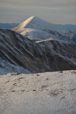 Ukrayna 'nın Karpat Dağları' ndaki Hoverla Dağı 'nın karla kaplı görüntüsü. Kış manzarası duvar kağıdı, kuzey dağlarının panoramik görüntüsü, dikey format