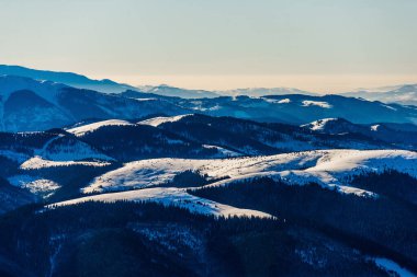 Karpatlar 'ın karla kaplı panoramik manzarası, gün ışığı kış manzarası, kuzey dağları, yatay panorama, Ukrayna