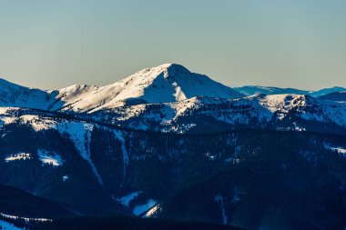 Kış Karpatlar 'ın yatay manzarası Karpatlar karla kaplı, gün ışığı duvar kağıtları