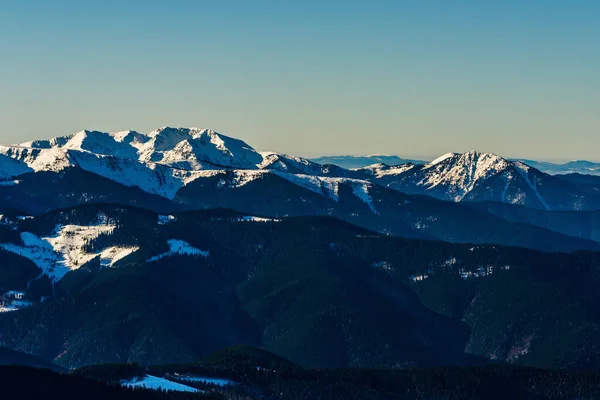 Bela Vista Picos Montanha Inverno Cobertos Neve Papel Parede Paisagem — Fotografia de Stock