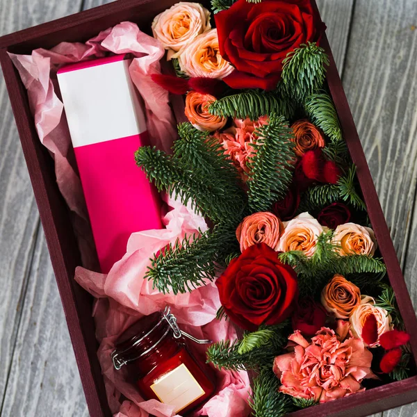 Burgundy Wooden Box Red Roses Branches Green Christmas Tree Pink — Stock Photo, Image