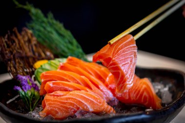 Japon mutfağı, Japon lokantasındaki Somon Sashimi seti. Siyah arkaplanlı somon balığı seti