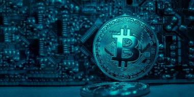 İş dünyası kavramı: Bitcoin bulanık sembollü mavi madeni paralar, bitcoin Sanal para birimi.