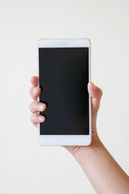 İş dünyası konsepti: Beyaz arka planda boş ekranlı akıllı telefon tutan genç adam, el kapanışı, reklam metinleri satan pazarlama ürünleri, maket, metin için alan.