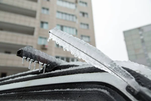 Bilantennen i SUV är kraftigt iskallt under regn och snö på vintern. Biltak. — Stockfoto