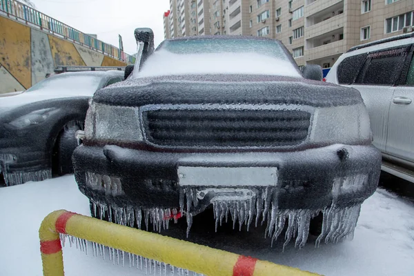 Siyah SUV donmuş vaziyette. Kışın yağan yağmurdan sonra her tarafı buz kabuğuyla kaplıydı.. — Stok fotoğraf