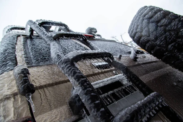 Escalera con mucho hielo, neumático de repuesto en el SUV trasero en invierno, quinta puerta. Abajo.. — Foto de Stock