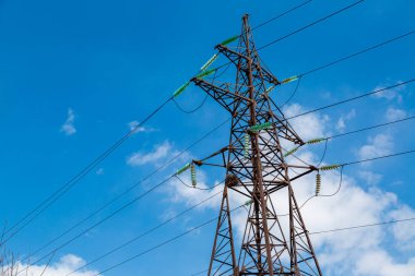Yukarıdaki güç hattı, güç iletim hattı, yüksek voltajlı elektrik hattı desteği, bulutlu gökyüzünün arka planına karşı..